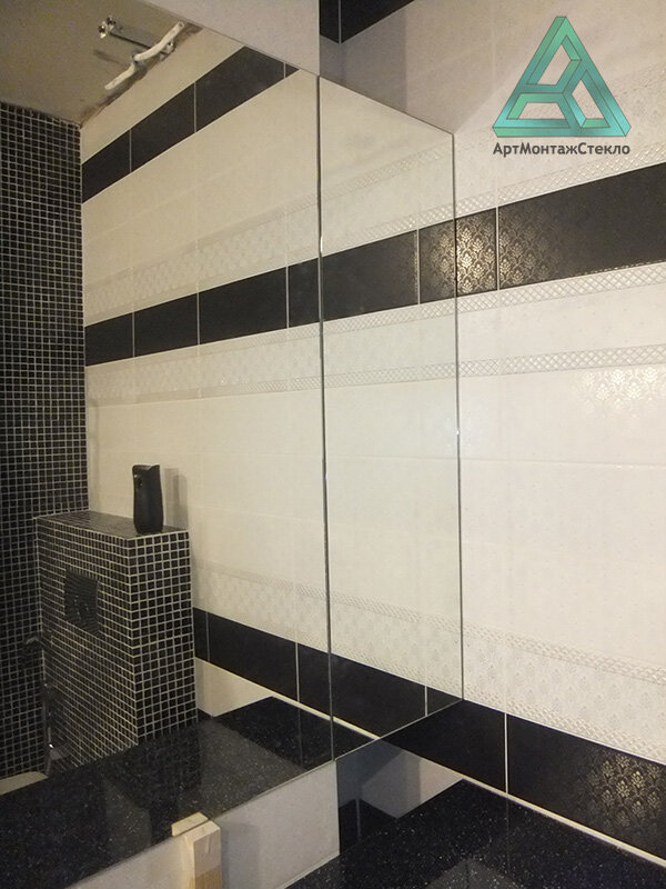 Зеркальная дверь, а выглядит как обычное зеркало.