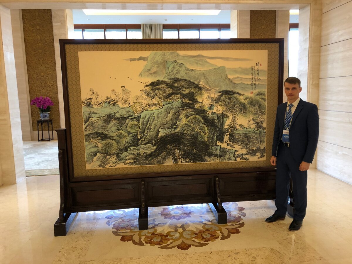 Вот такие мощные дорогущие картины повсюду в интерьерах.