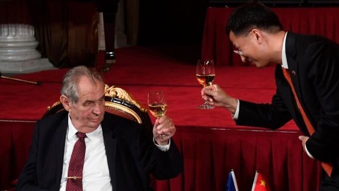 Президент Чехии Милош Земан и посол Китая в Праге Чанг Тьен-Мин