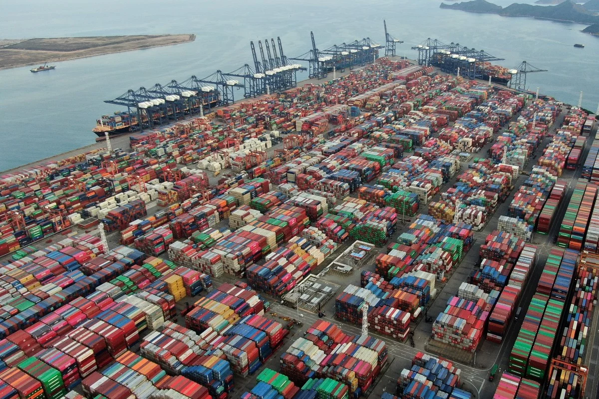 Вид с воздуха контейнерного терминала в Yantian, Шэньчжэнь. Глобальные грузоотправители по состоянию на 2 марта приостановили 2,46 млн. Двадцатифутовых контейнеров, что эквивалентно 10,6% от общего объема промышленности. Фото: Мартин Чан