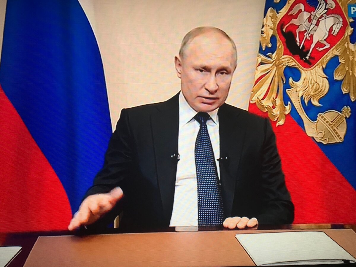 Скриншот экрана сделанный при обращение Путина к нации.