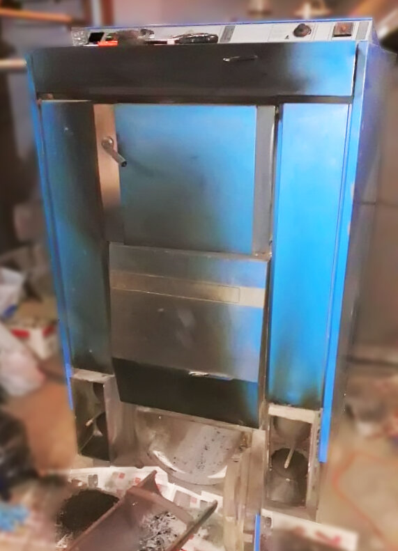 Котел и дымоход забились сажей, жар пошел наружу, расплавилась панель управления.