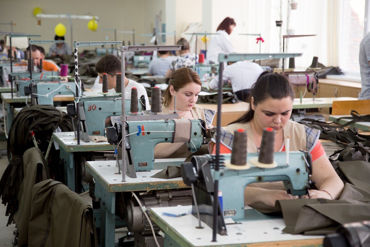 куча людей на станках с спецовке из яндекс.директ)