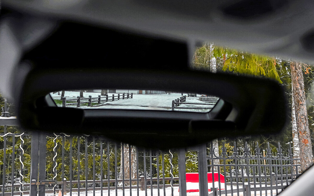 В салонное зеркало через заднее стекло-амбразуру мало что увидишь.