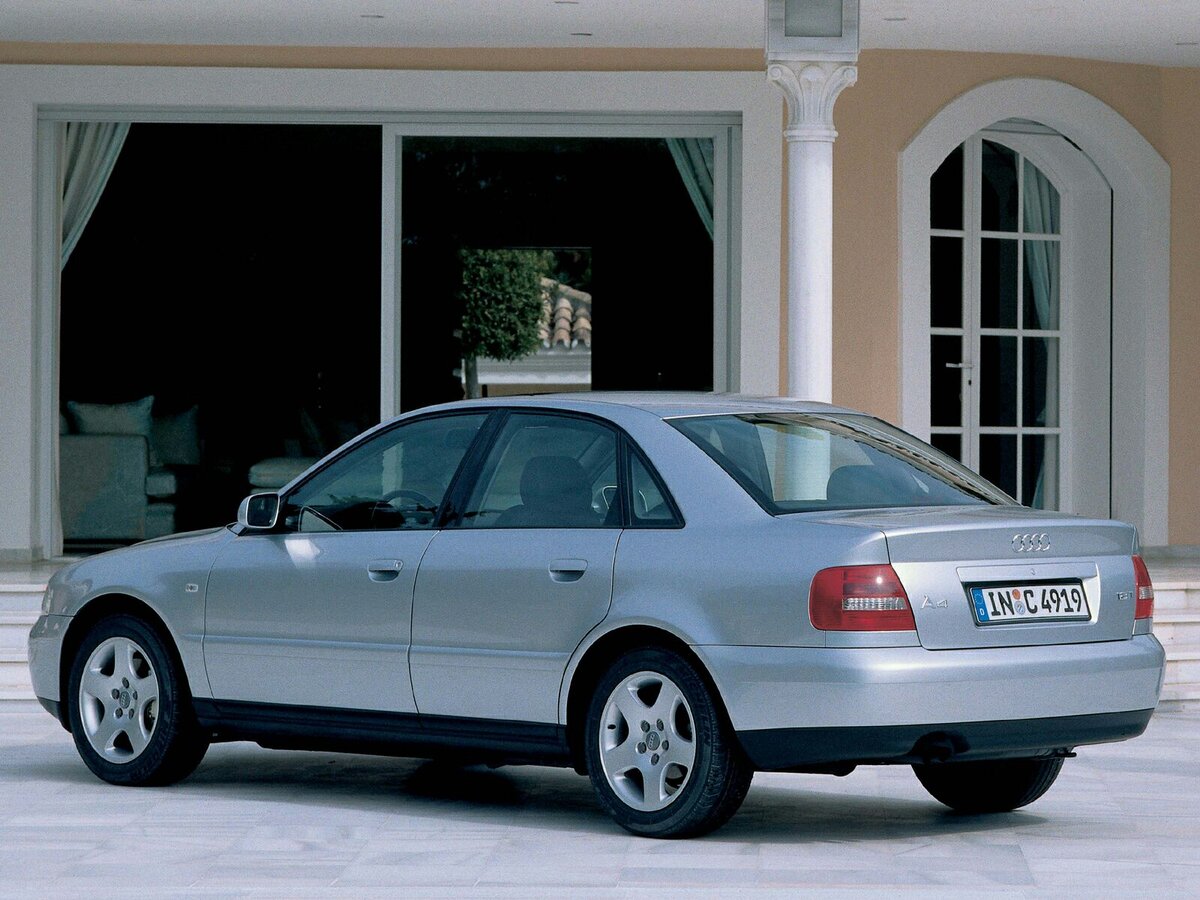 Интересна история разработки некоторых компонентов Audi 80. В частности, в первой модели блок предохранителей (именуемый центральным блоком электрооборудования) устанавливался не в моторном отсеке, а в водоотводящем коробе (перед ветровым стеклом), а позднее был перенесен в пространство для ног водителя, где доступ к нему был сильно затруднен. В конечном счёте, он снова вернулся сначала в водоотводящий короб, а затем в моторный отсек