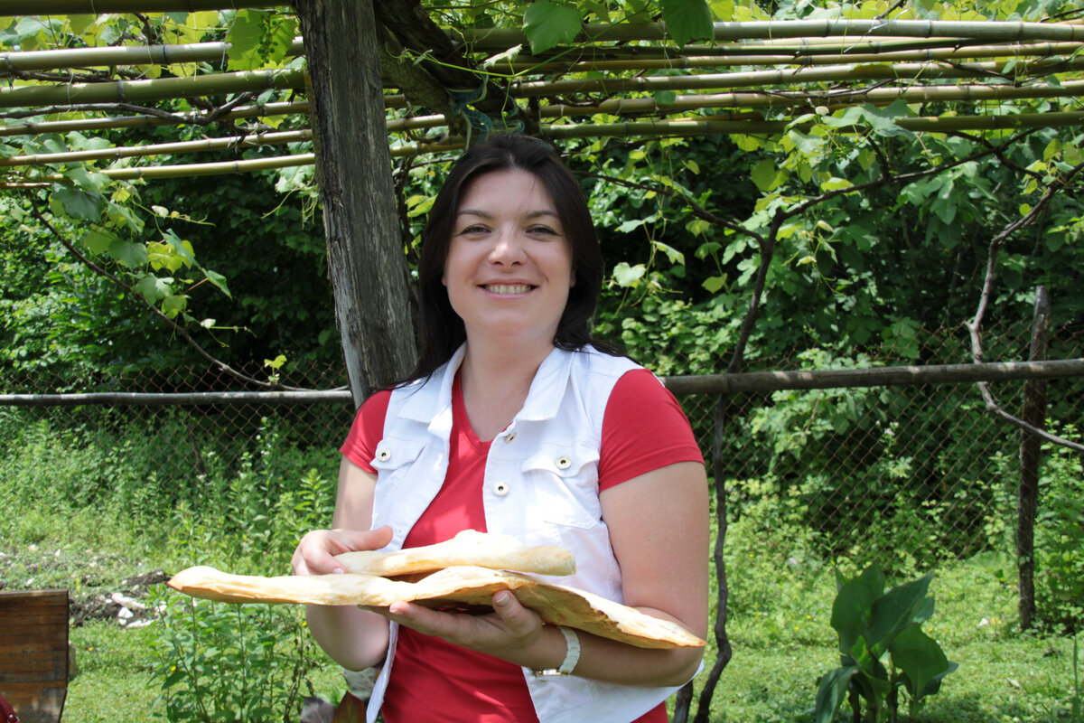 Хлеб лодочкой "шотис пури" всегда кладут на стол. Фото автора