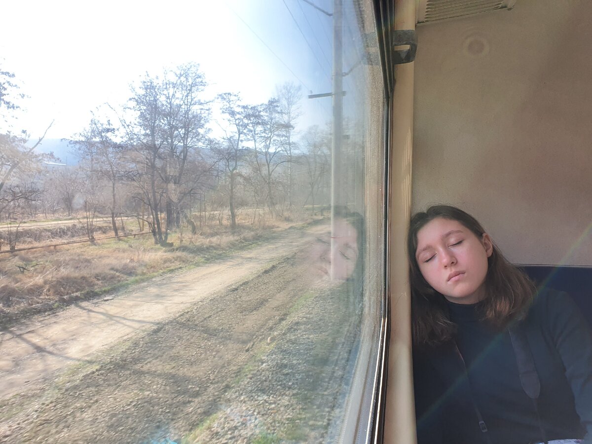 Пейзажи за окном Катю не впечатлили, и она легла спать. Как обычно. Дима высматривал Эльбрус