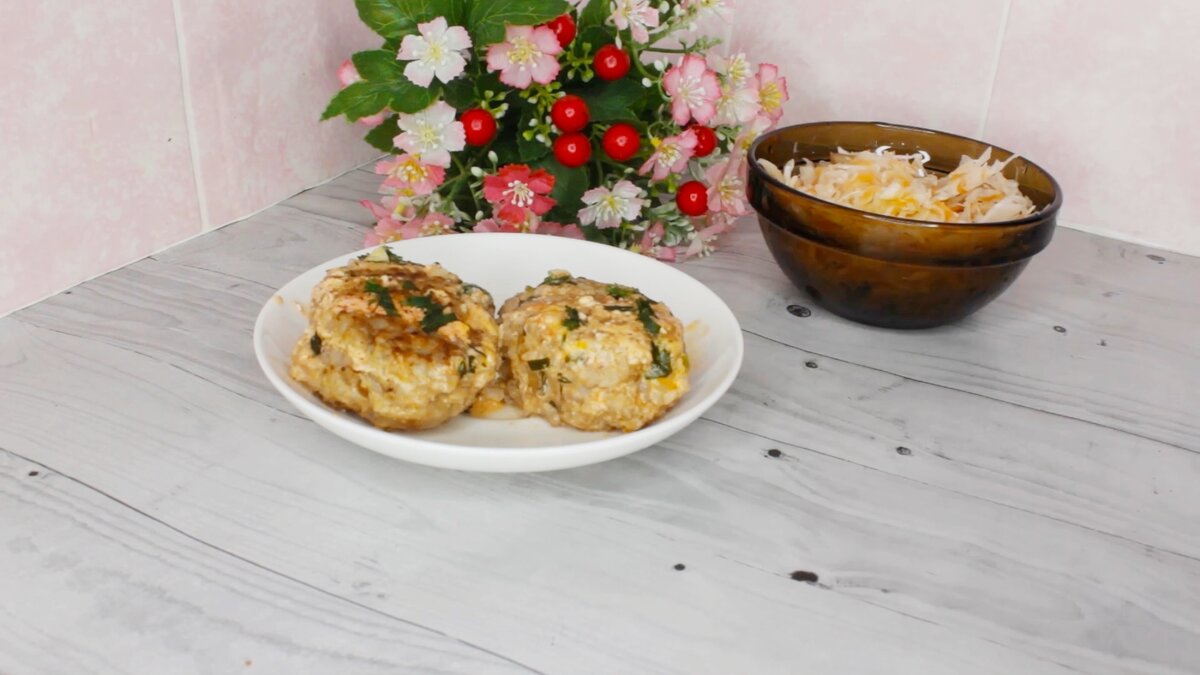  Это сразу и гарнир и мясное блюдо - два в одном 🙂
⠀⠀
⠀⠀Продукты:
⠀⠀
⠀⠀➡️ Фарш говяжий - 500 г
⠀⠀➡️Крупа гречневая - 150 г
⠀⠀➡️Лук репчатый - 1 шт.
⠀⠀➡️Чеснок - 5-6 зубчиков
⠀⠀➡️Зелень - по вкусу
⠀⠀➡️Яйца - 2 шт.
⠀⠀➡️Томат-0,5 ст.
⠀⠀➡️Сметана - 3-4 ст. л.
⠀⠀➡️Специи - по вкусу
⠀⠀➡️Мука - для панировки
⠀⠀➡️Масло растительное - для жарки
⠀⠀➡️Соль - по вкусу
⠀⠀
⠀⠀Приготовление:
⠀⠀
⠀⠀Гречку отварить в подсоленной воде, чтобы она была разваристая и вода полностью испарилась.
⠀⠀Я использовала готовый фарш, поэтому лук натерла на крупной терке, чеснок (2 зубчика) - на мелкой.
⠀⠀Добавить в мясной фарш остывшую гречку, соль, специи по вкусу и яйца. Хорошо перемешать и сформировать котлеты.
⠀⠀Котлеты обвалять в муке и обжарить на разогретой сковороде с растительным маслом до румяной корочки.
⠀⠀Сложить гречаники в жаровню и залить соусом: смешать томат и сметану.
⠀⠀Добавить воду (в зависимости от посуды, примерно 1-2 стакана, чтобы верхний слой покрывало наполовину), соль, 
⠀⠀Тушить гречаники в соусе, под крышкой, минут 30-40 после закипания. измельченную зелень и оставшийся чеснок добавить за 5 минут до готовности.
⠀⠀Приятного аппетита!☺️