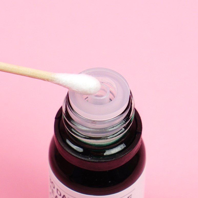  Используйте ватную палочку для точечном нанесения