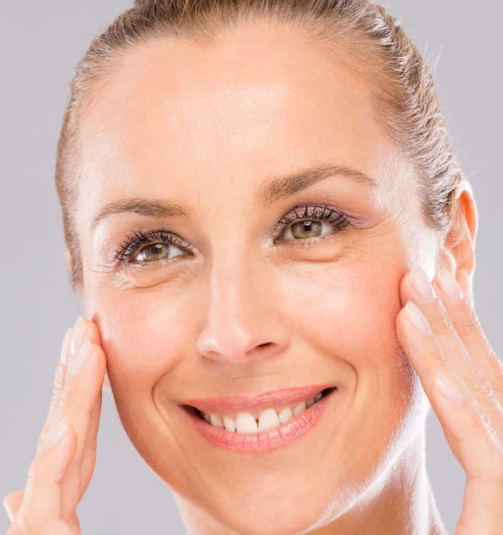 Как увлажнить кожу после 40 лет. Женщина с морщинами. Омолаживающая маска. Женское лицо. Женщина в возрасте с кремом.