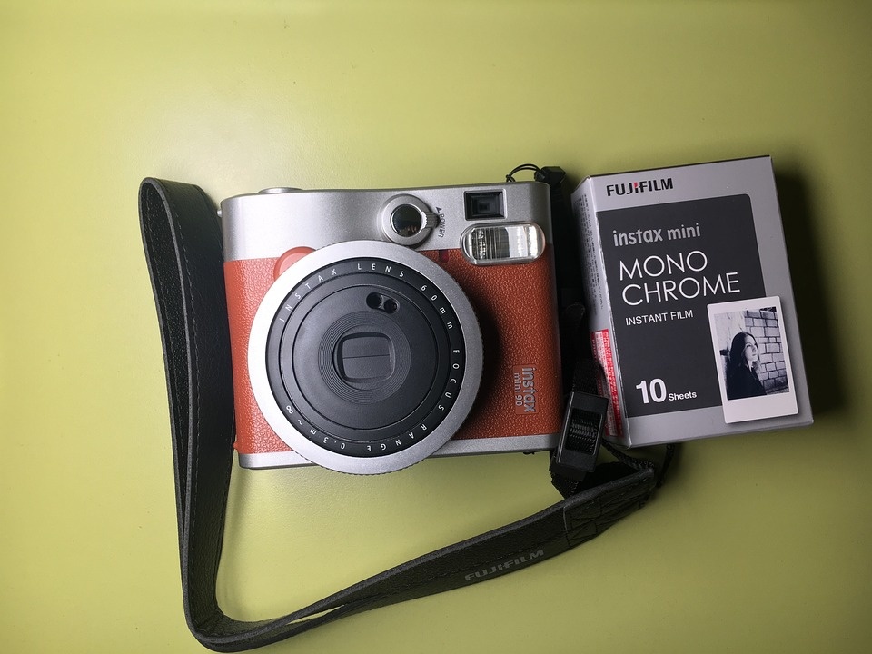 Instax-камера с монохромным картриджем