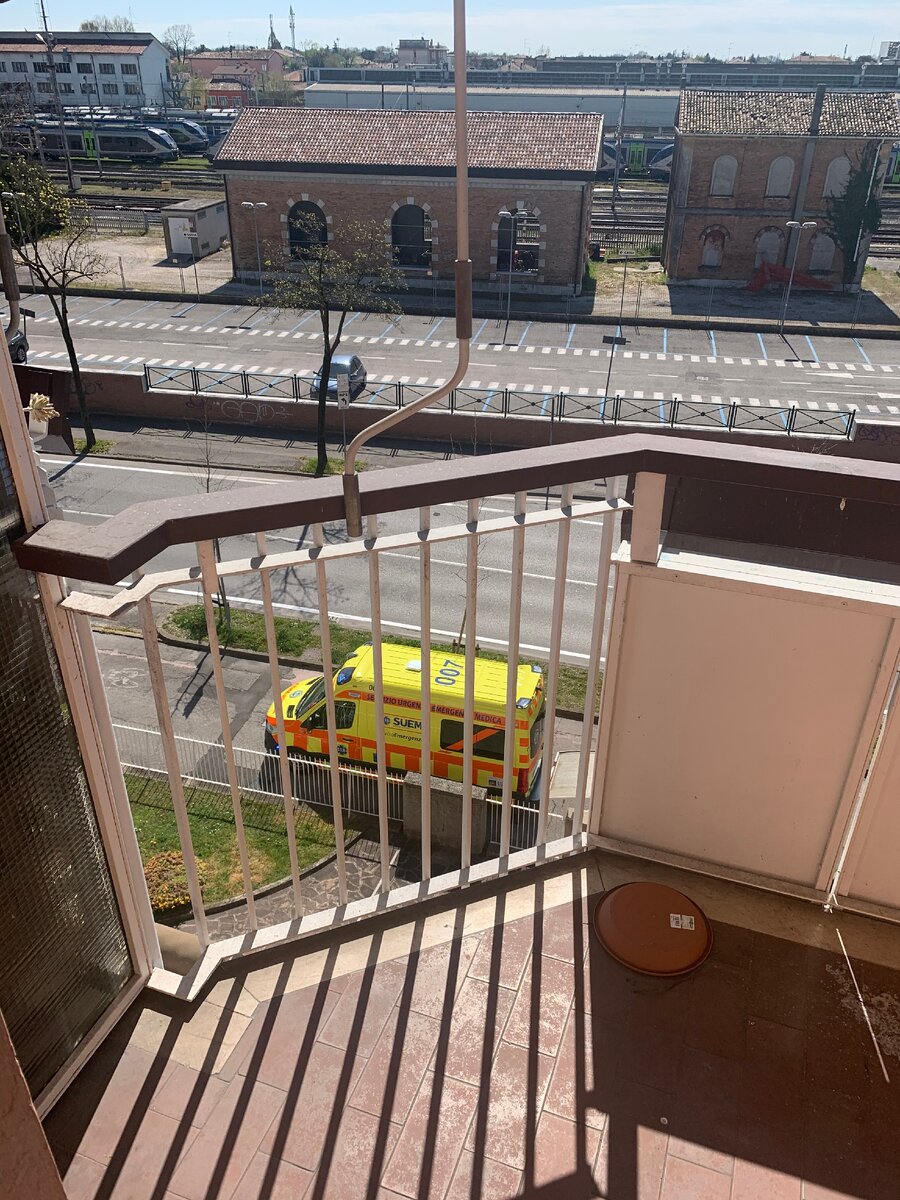 Скорые ходят, чаще автобусов.