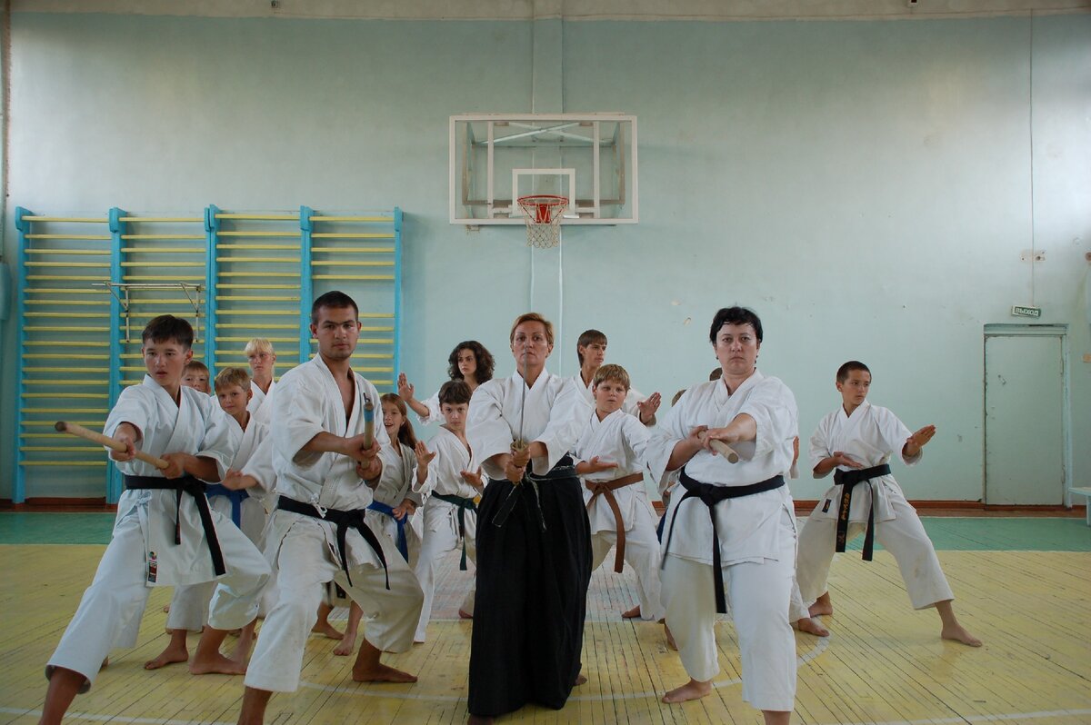 Каратэ 1. Karate team фото. Слова в каратэ киокушинкай. Каратэ приемы ногами. Приёмы по карате для начинающих детей.