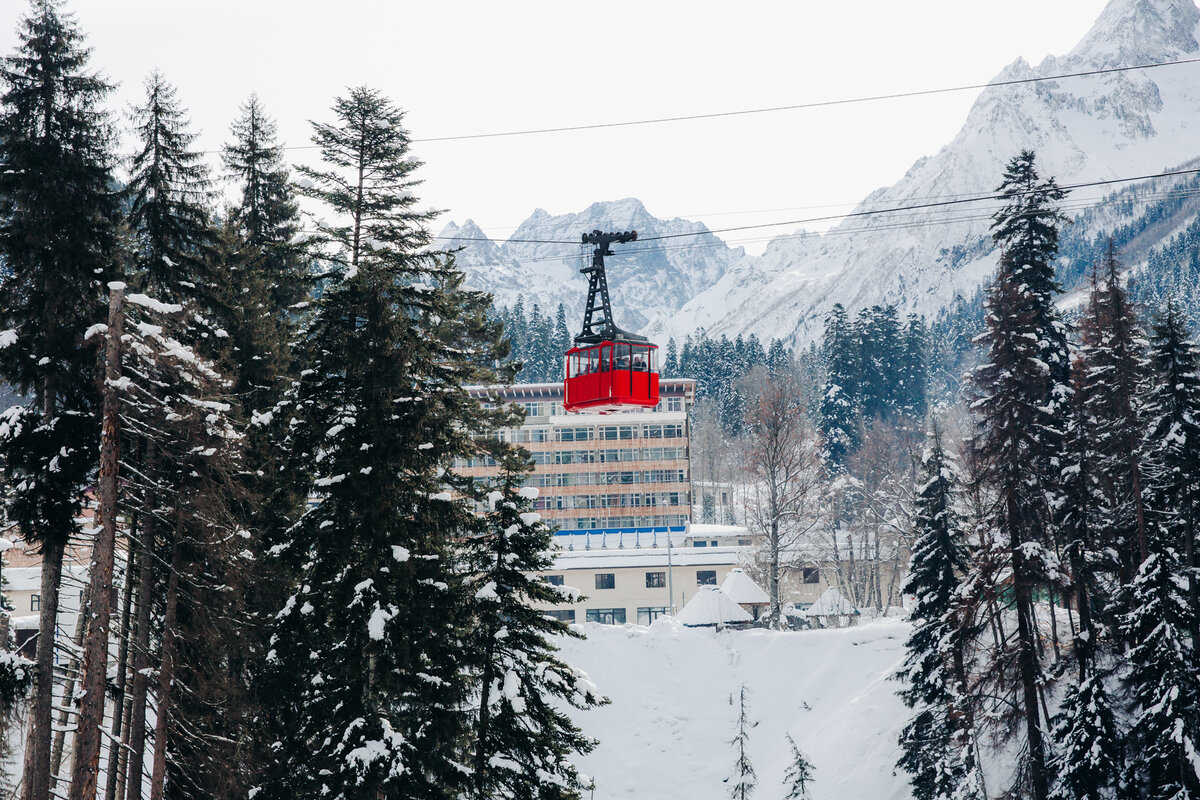 Домбай. Красный вагончик - маятниковая канатная дорога