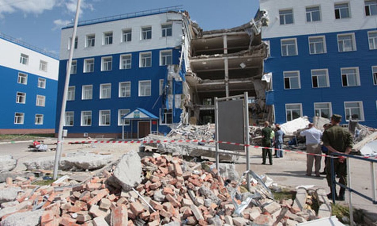 Рухнувшая казарма в пос. Светлый