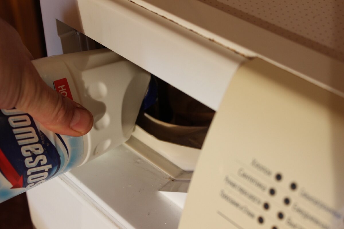 Заглянул в углубление резиновой манжеты в стиральной машинке, а там ...