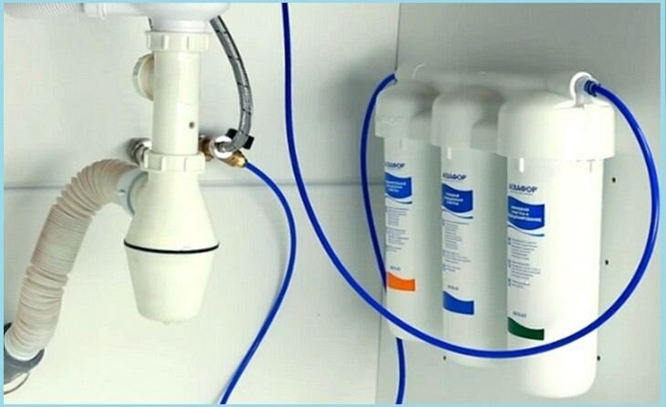 Все комплекты многоступенчатых систем очистки имеют инструкцию. В ней содержится описание установки устройства. Любой человек сможет справиться с этим самостоятельно.