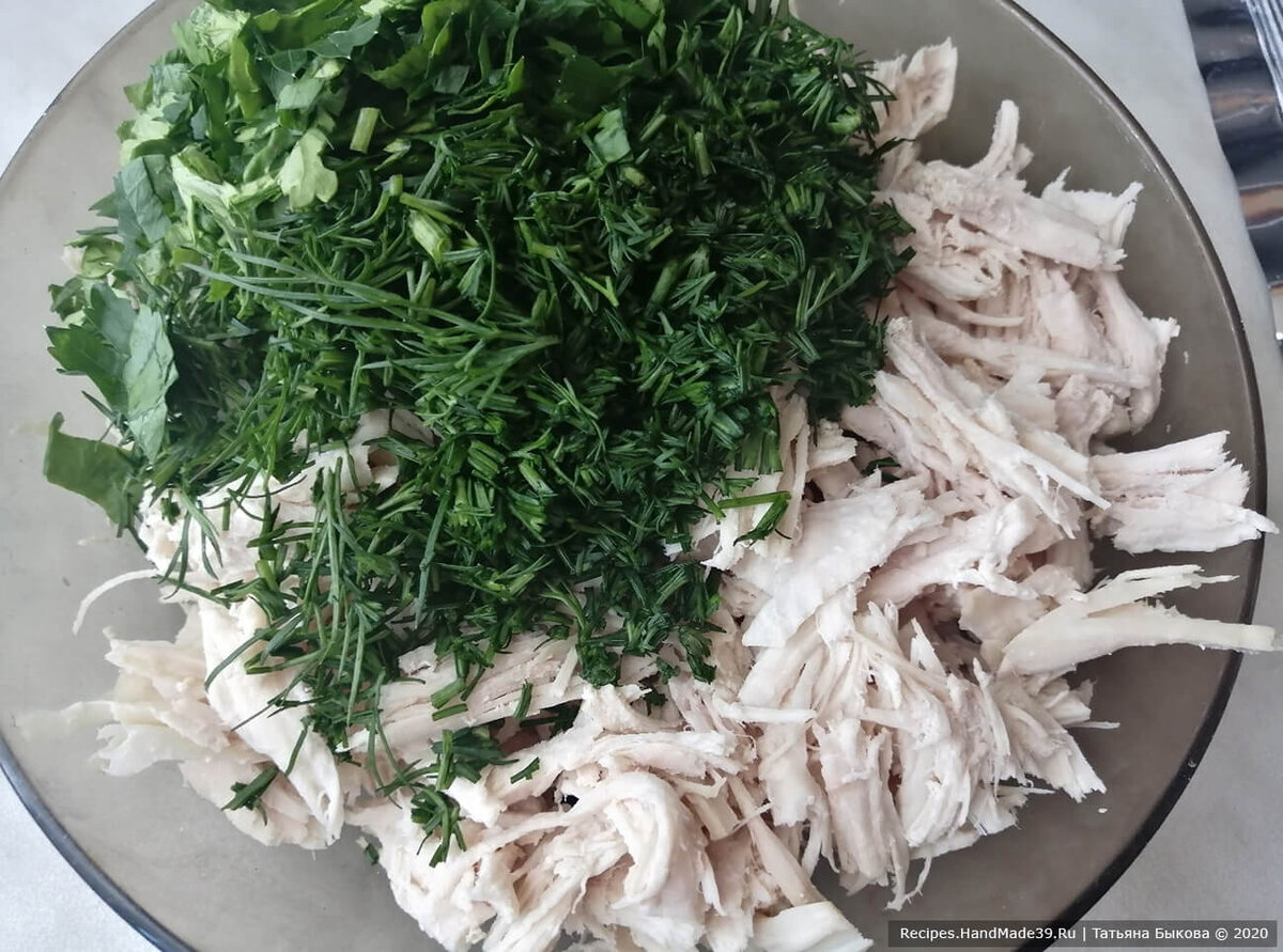 Варёная курица и зелень