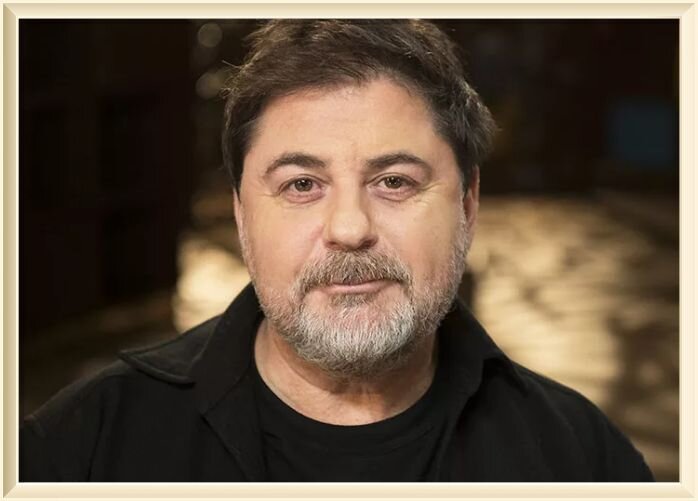 Первые заработанные деньги Александр потратил на покупку электрогитары и усилителя, а было ему тогда 14 лет и работал он почтальоном чтобы исполнить мечту