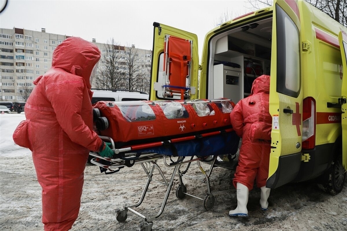 Первая помощь при коронавирусе – обращение к медицинским работникам. Особенную бдительность следует проявить, если заболел человек, вернувшийся из Китая или Италии. При появлении малейших симптомов «простуды» рекомендуется сразу вызвать бригаду скорой помощи. 

Необходимо сразу вызвать неотложку
Коронавирус поражает людей любого возраста. В группе риска находятся пожилые мужчины и женщины. Участковым врачам, докторам скорой помощи, приемных отделений стационаров, медицинских кабинетов аэропортов выдаются инструкции, описывающие как действовать при подозрении на коронавирус. Сам человек при недомогании должен максимально ограничить контакты с окружающими, чтобы никого не заразить.

Что нужно делать при подозрении
Залог быстрого выздоровления – раннее начало лечения. После вызова скорой врач осматривает больного, собирает анамнез, выносит решение касательно госпитализации.

Первая помощь при коронавирусе включает сдачу необходимых анализов, следование предписаниям докторов. На период постановки диагноза пациент находится в мельцеровских боксах (изолированных палатах).
Чтобы определить наличие коронавируса, проводится специальный тест – выявление РНК 2019-nCoV методом ПЦР. Для этого в лаборатории исследуется мазок из носоглотки. Срок получения результатов составляет 1-2 дня. В это время пациент находится в изоляции.
Содействие в подборе финансовых услуг/организаций
Пренебрежение мерами безопасности привело к пандемии коронавируса. При подозрении на атипичную пневмонию требуется избегать контактов с другими людьми и с особой осторожностью соблюдать личную гигиену.

Что нельзя делать:

Находиться в людных местах. Чтобы предотвратить распространение инфекции, запрещается посещать массовые мероприятия, общественные заведения, отказаться от встречи с друзьями, родственниками.
Общаться без маски, чихать и кашлять без прикрытия рта. Не нужно распространять вирус вокруг себя.
Пренебрегать правилами личной гигиены. Коронавирус передается контактно-бытовым путем, поэтому важно проводить дезинфекцию, пользоваться индивидуальными средствами гигиены.
Не обращаться к врачу. Эффективная помощь при коронавирусе начинается с обращения за медицинской помощью. Доктора должны изолировать пациента, сделать тест на наличие Covid 19.
Заниматься самолечением. Специфических лекарств от коронавируса не существует. Эффективности народных методов не была доказана.