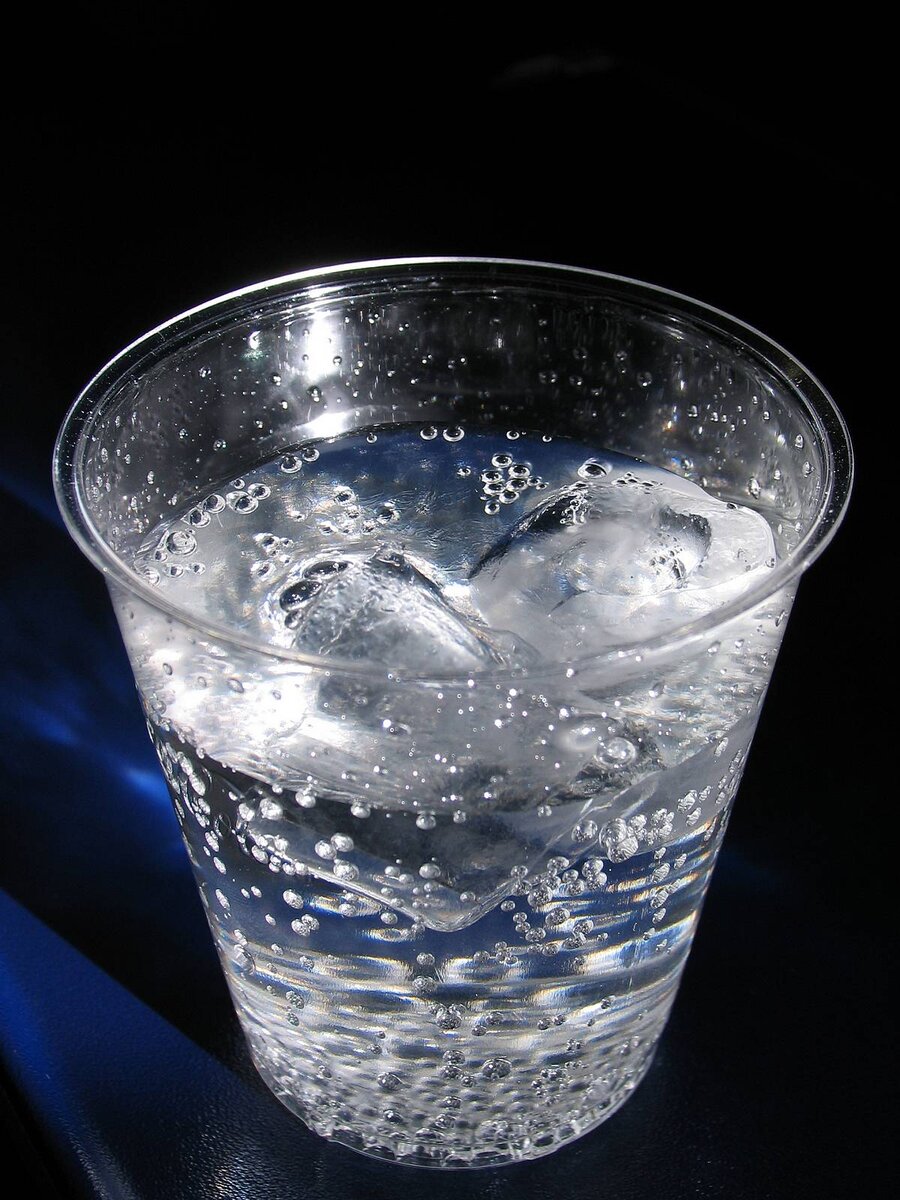 Попейте холодной воды. Стакан воды. Вода со льдом. Стакан холодной воды. Лед в стакане.