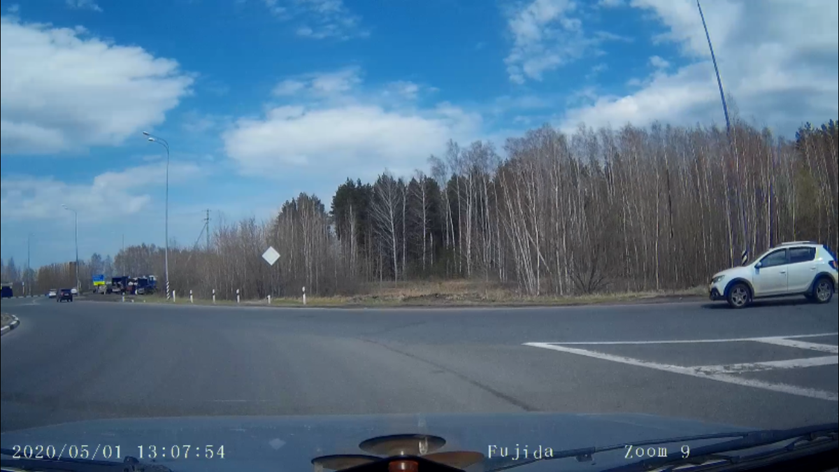 белое авто притормаживать не собирается