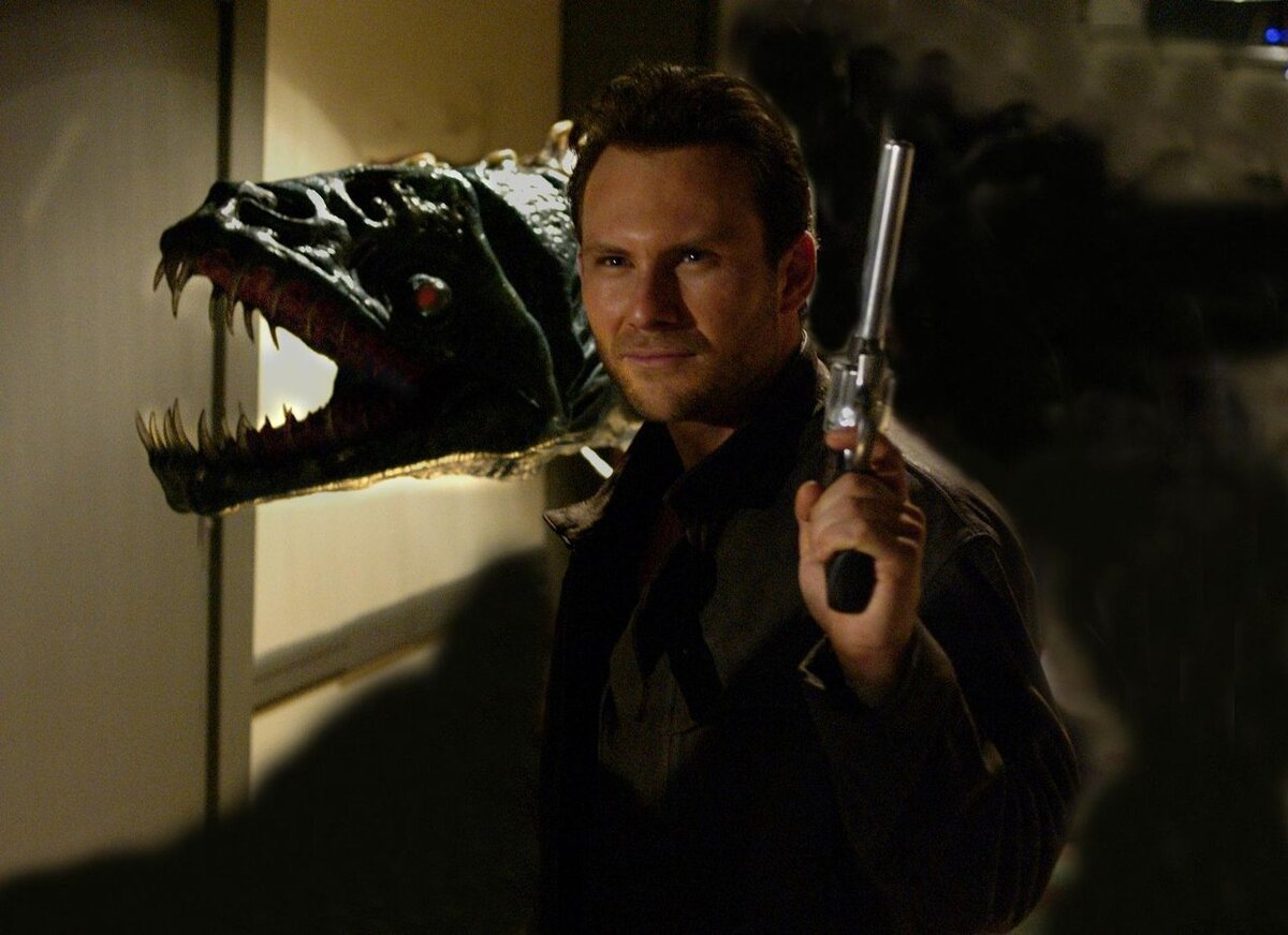 знакомьтесь - это Кристиан Слейтер и конец его карьеры - а на фоне маячит кусок отвратительного CGI