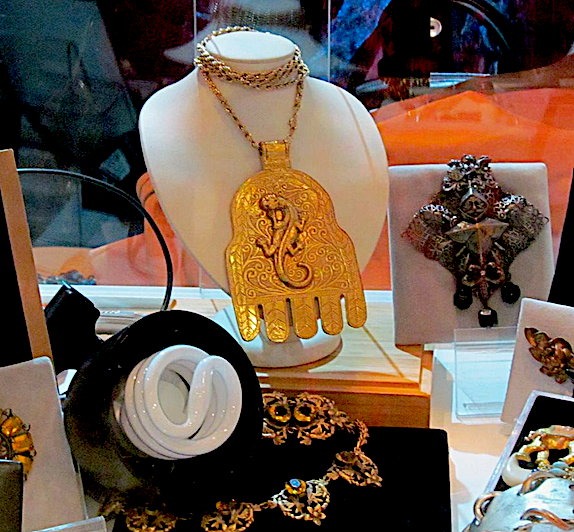 фото из личного архива автора. Выставка бижутерии на  Тишинке, Москва, 2015 год Это все "самоварное золото" и будет стоить дорого лет через 200 - 300 - как антикавариат