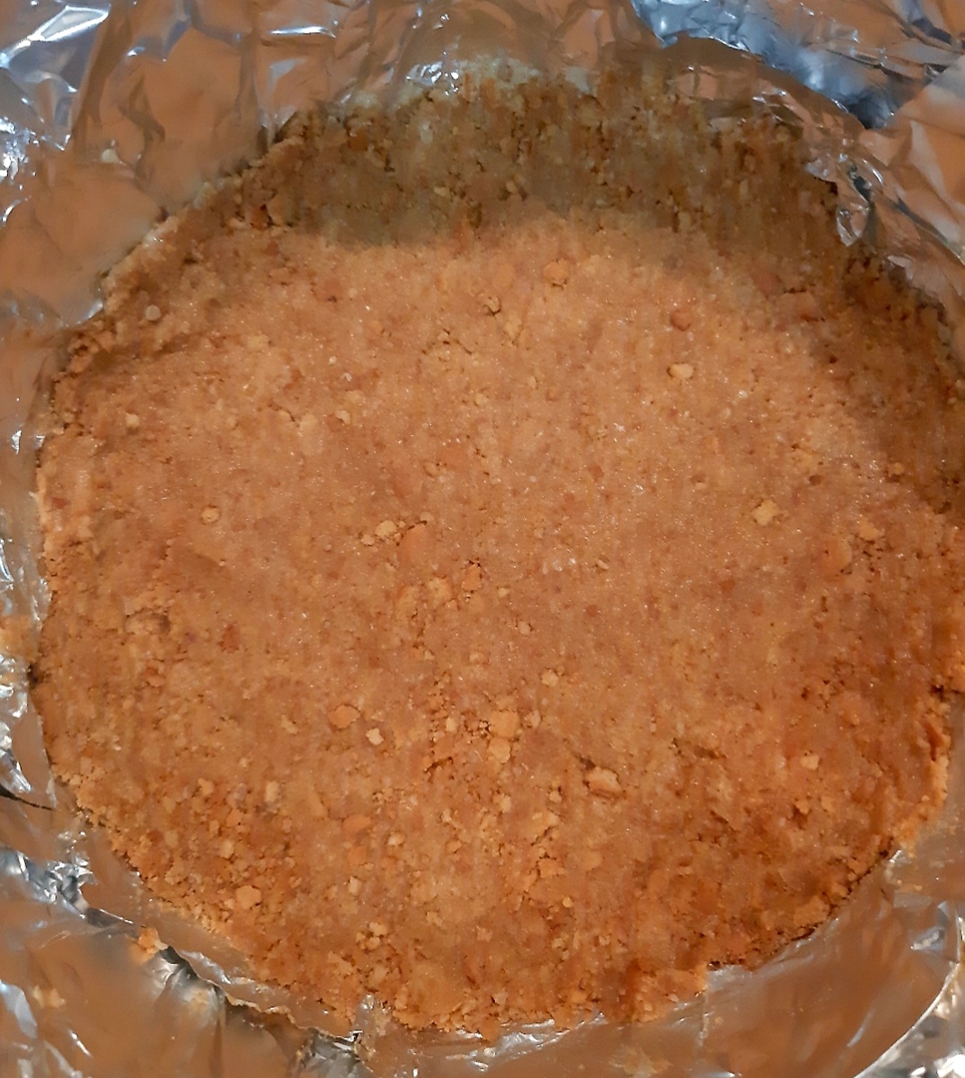 Нужно утрамбовать по дну и на 2 см по краям, затем отправить в холодильник на 20 минут