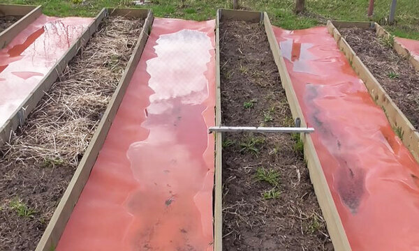 Я бы поменял цвет, на темно-синий, например.