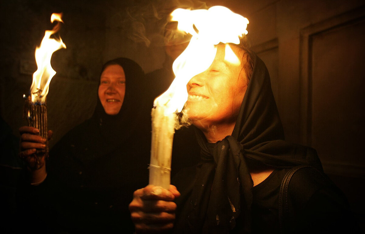 Умывание Благодатным огнём. Фото из открытых источников