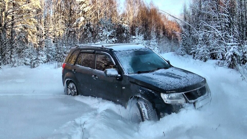 Фото с сайта pics-about-auto.com  Сузуки Гранд Витара для парковки всегда есть свободное место в ближайшем сугробике.