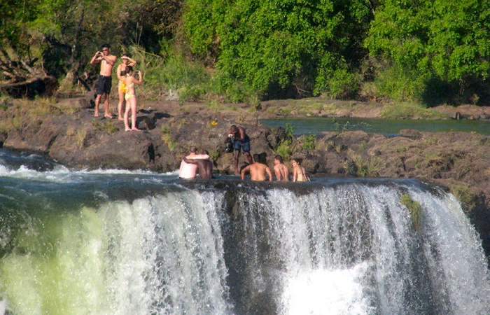 Купание в водопаде Виктория