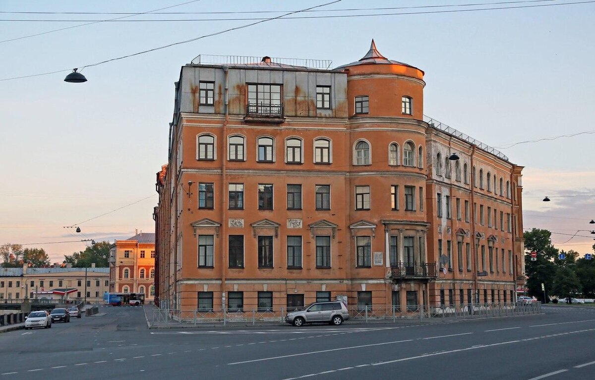 Мансарду на этом доходном доме соорудили по просьбе знаменитого жильца –выдающегося живописца Ильи Репина. Именно здесь художник создавал свои шедевры