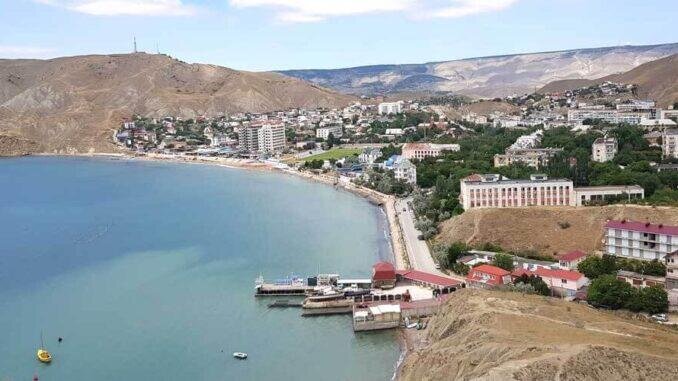 Населенный пункт Орджоникидзе в Крыму – одно из частых курортных направлений для туристов, предпочитающих сказочное сочетание морского простора и величественных скал.