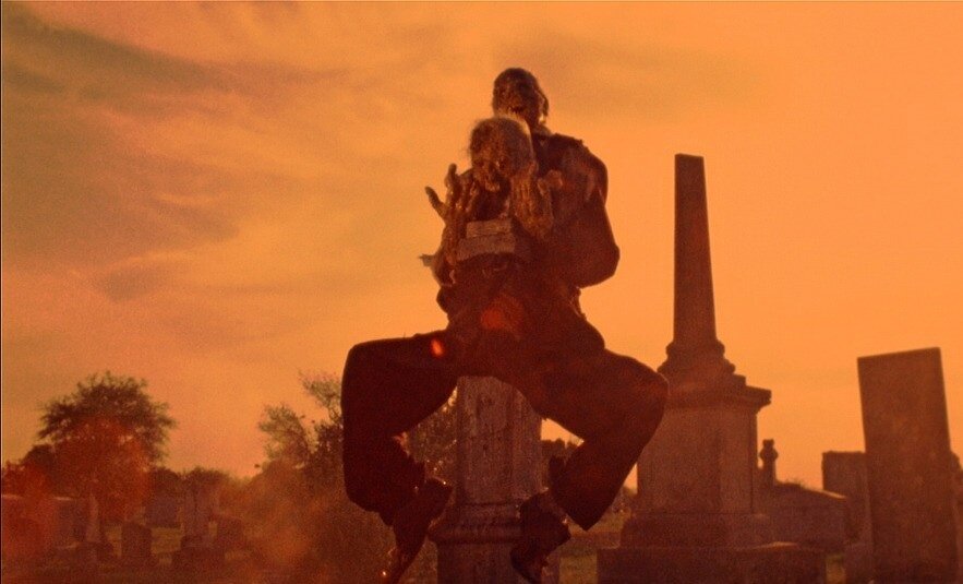 Кадр из фильма "Техасская резня бензопилой" (The Texas Chain Saw Massacre).