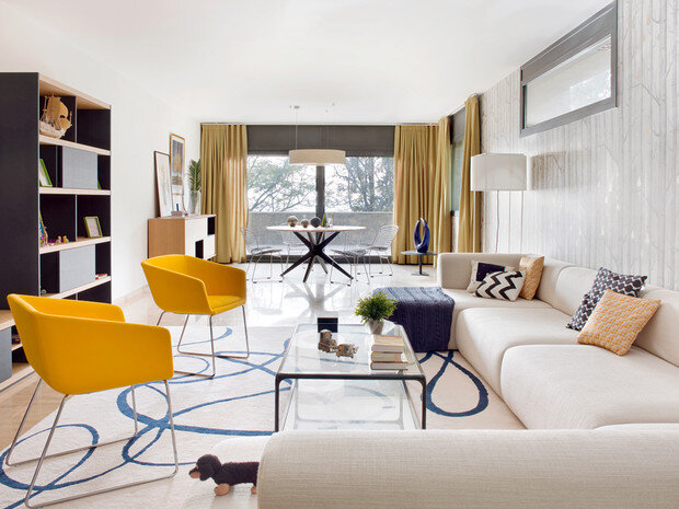 Гостиная. Окна оборудованы встроенными жалюзи с массивными коробами. Серый цвет рам повторяется в мебели и рисунке на обоях. Стол, Hamilton Conte. Стеллажи, Treku. Диван, Sancal. Кресла, Andreu World. Ковер, Alp. Стулья, Knoll. Обои, Cole & Son.