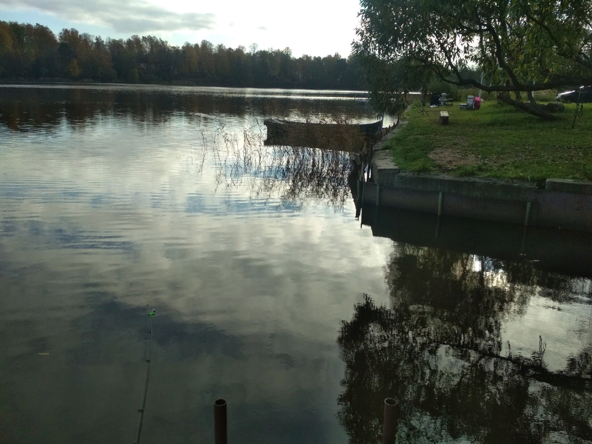 На фото видны рыболовы, пришедшие ранее меня