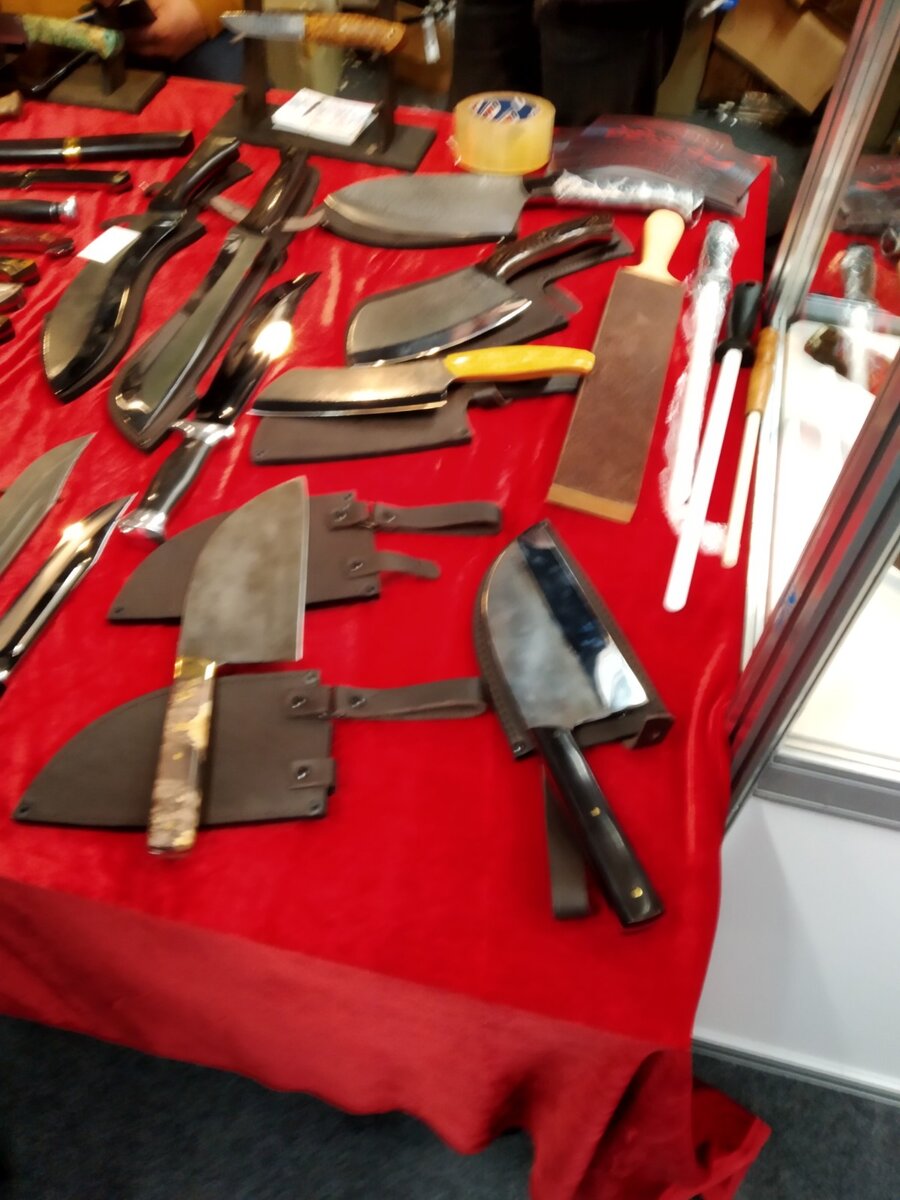 Чего только нет, от маленьких копеечных царапалок, до раритетных стилетов (но это уже за евро)