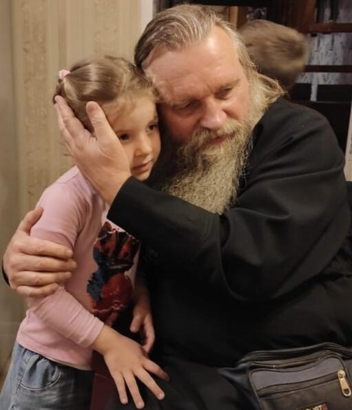 о. Валентин с внучкой