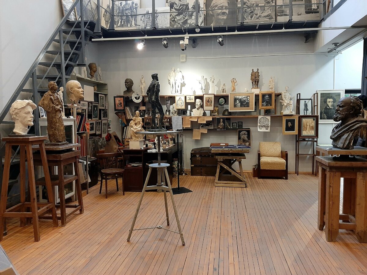 Слева рабочий стол скульптора. Над креслом висит генеалогическое дерево Пушкина