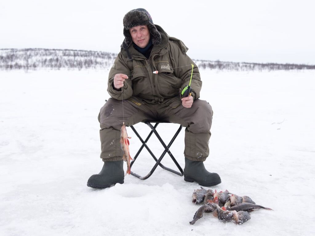 Зимняя рыбалка на реке. Зимняя рыбалка на льду. Зимняя рыбалка лунка. Рыбалка зимой. Рыбак зимой.