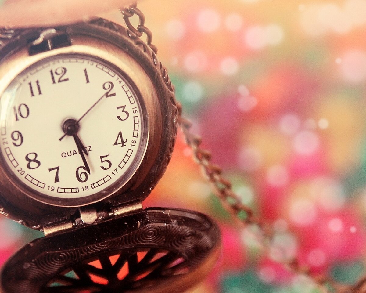 Чтобы сказать точно, сколько минут и секунд в году, следует произвести нехитрые математические подсчеты. Делаем такие подсчеты:1 год = 365 дн.1 день = 24 ч.1 час = 60 мин.1 минута = 60 сек.


