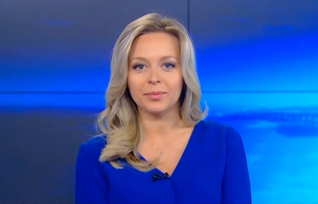 Поэма "Мечта". 
Голос звонкий твой поражает,
Взгляд беспокойный твой ловлю,
Нежность безграничная восхищает,
Образ милый в душе берегу.

Прекрасный силуэт очаровал меня,
Весёлый нрав я оценил,
Завораживает изяществом милая краса,
Тонкий стан твой пленил.

Весь мир прекрасный увидел твой,
Я слушаю тебя с упоением,
Озарён страстно яркой красотой,
Любуюсь всегда милейшим творением.

Понимаю все жесты твои,
Чувствую каждое твоё слово,
Ценю я милые черты,
Счастье безграничное готово.

Облака светлые место встречи назначут,
Ветер нежный нас освежит,
Грёзы сладкие мои плачут,
Там уже амур сидит.

Луна сверху путь осветит,
Дождь принесёт аромат любви,
Милая красотка мне ответит,
Куда уходят наши мечты.

Я увижусь утром с тобой,
Посмотрю в твои прекрасные глаза,
В душе моей прибой,
Со мной мечта моя.

14.04.2014 год.