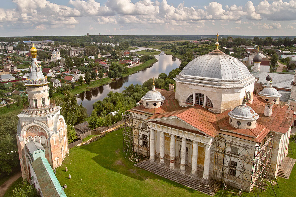 Сейчас башня с которой сделано фото- на реставрации, но можно подняться на соседнюю.