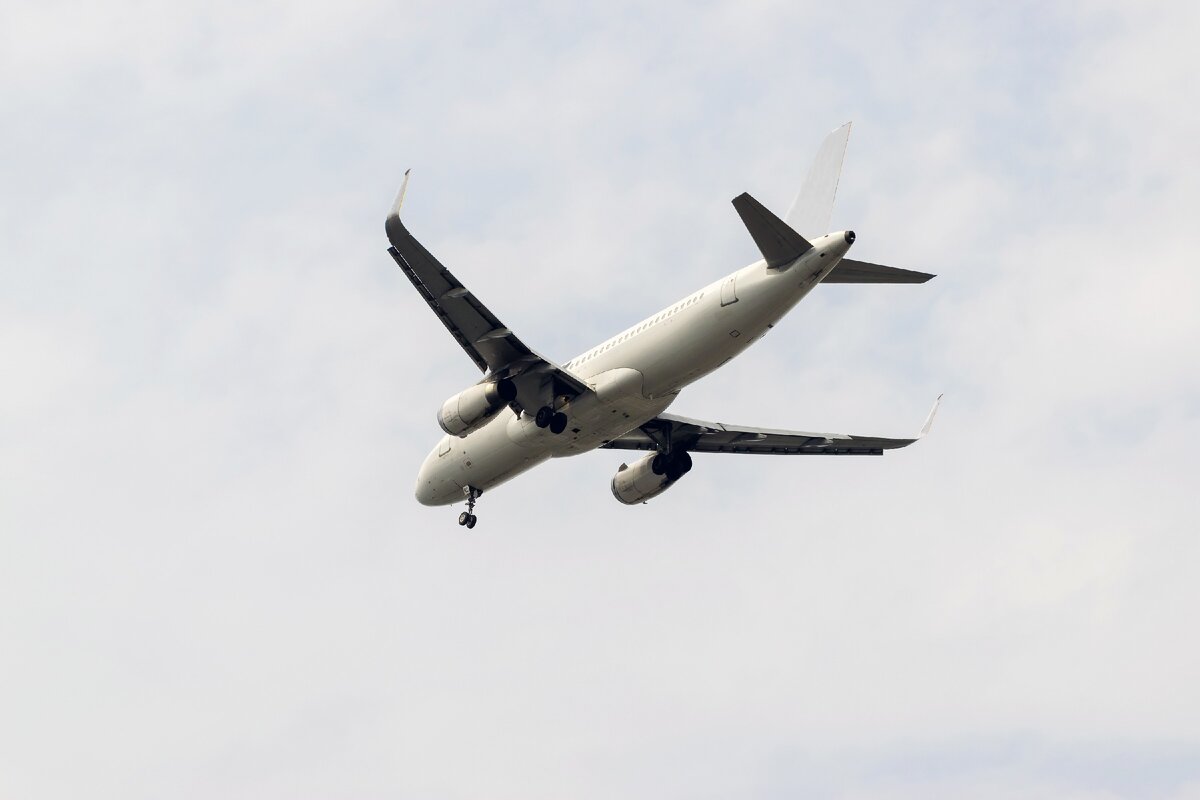 Руины самолета говорят о разбитых надеждах.