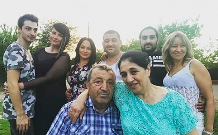 Александра Черно с семьей Оганесян