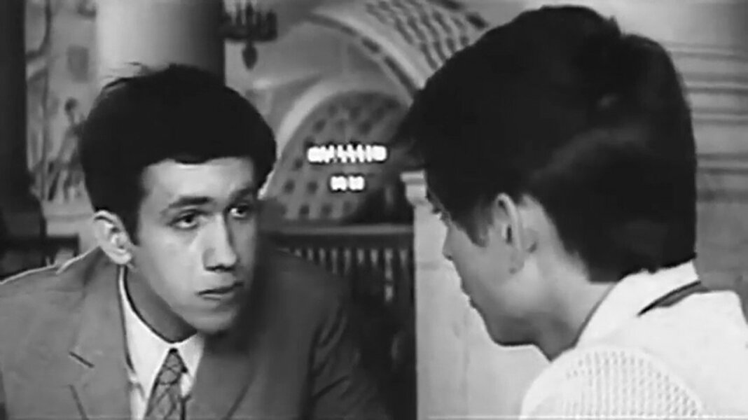 А через несколько лет Женя встретится с пропавшим Колькой. Тот работает на Крайнем Севере, во зверосовхозе, уже председатель месткома. Одна из первых ролей Станислава Садальского. Ему тут 20 лет.