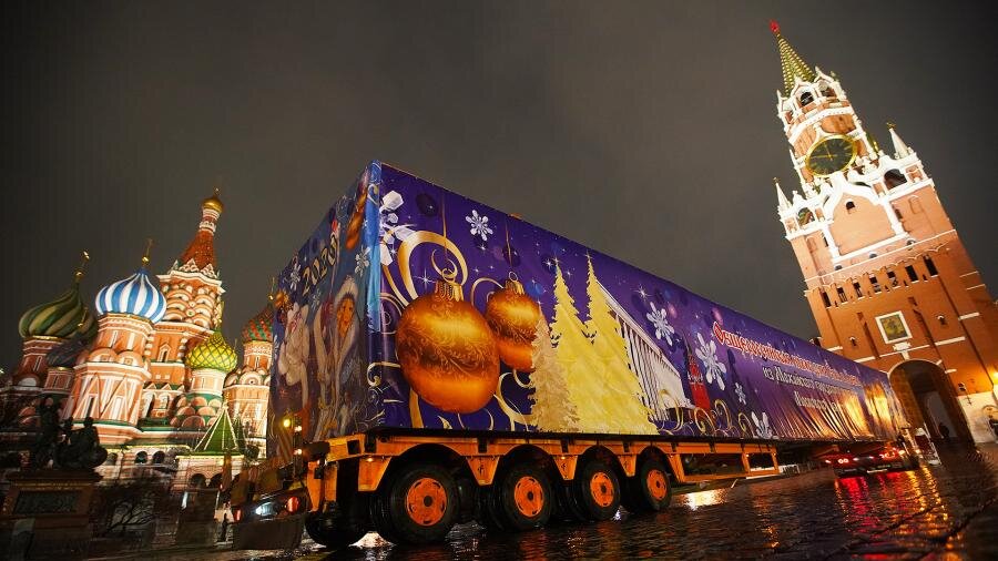 Доставка главной новогодней ели в Кремль, 15 декабря 2019 года                                                          Фото: ИЗВЕСТИЯ/Александр Казаков