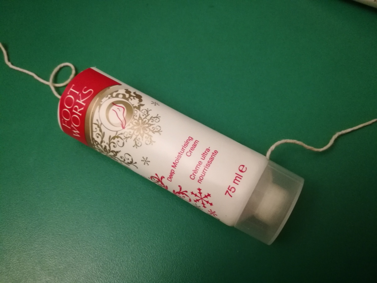 Пропускаем нить сквозь тюбик.